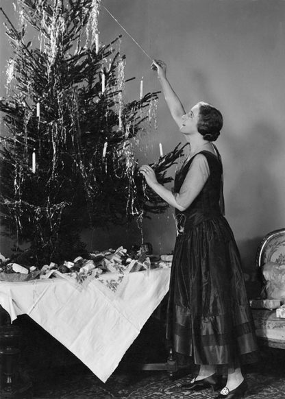Mrs Porten decorating the tree